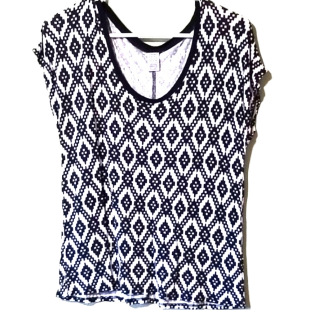 Emp pre | Black and white patterned T-shirt cap sleeve scoopneck medium